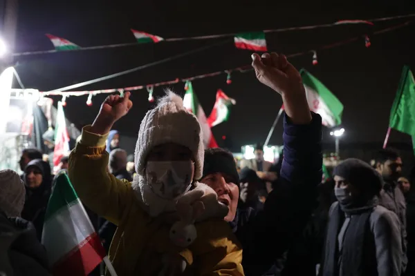 مشهد، یکپارچه افتخار | قاب‌های ماندگار مخاطبان شهرآرانیوز از خروش شبانه مردم در مشهد (۱۲ اسفند ۱۴۰۴)
