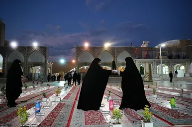 توزیع افطاری در باب الکاظم حرم مطهر رضوی