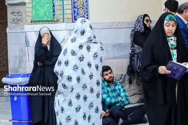 مجموعه عکس | تعویض پرچم گنبد مطهر رضوی به احترام شهادت رئیس جمهور و هیئت همراه