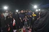 ویدئو | حضور قهرمانان ملی و المپیک در میناب برای همدردی با خانواده دانش‌آموزان شهید