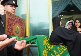 خادمان امام رضا(ع) به دیدار خانواده&zwnj;های جانباختگان متروپل آبادان رفتند