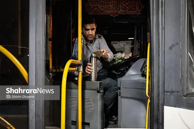 گزارش تصویری | افطاری ساده، رانندگان اتوبوس شهری