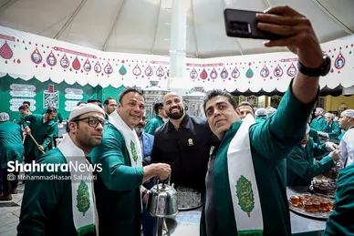 عرض ارادت قهرمانان ورزش ایران در حرم مطهر رضوی