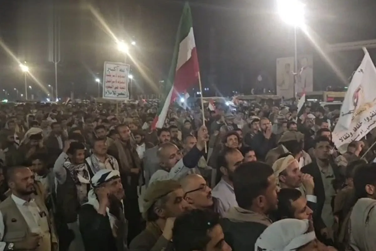 تجمع مردم صنعا در قدردانی از ایران برای شکستن محاصره یمن