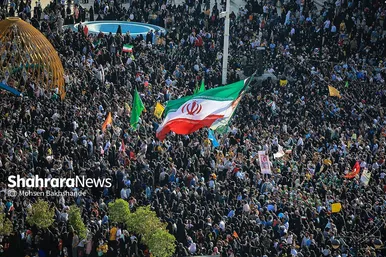 اجرای سرود «سلام فرمانده» با حضور دهه هشتادی و نودی ها در عرصه میدان شهدا مشهد