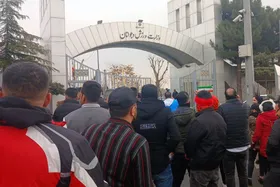 تجمع هواداران پرسپولیس مقابل وزارت ورزش + فیلم و عکس