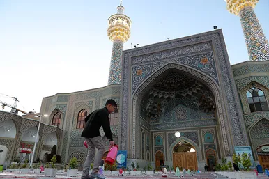 توزیع افطاری در باب الکاظم حرم مطهر رضوی
