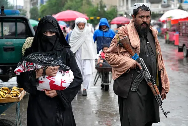 تنها میان طالبان + عکس