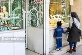 فرماندار مشهد: از طلافروشان فراتر از قانون چیزی نمی‌خواهیم | کسانی که مغازه هایشان پلمب شده، براساس روال قانونی بوده‌ است