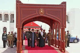 استقبال رسمی سلطان عمان از آیت&zwnj;الله رئیسی در کاخ العلم مسقط