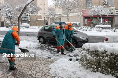 گزارش تصویری | خدمات دهی نیروهای شهرداری مشهد در روزهای برفی