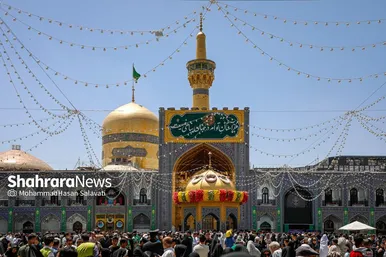 گزارش تصویری | تعویض پرچم گنبد حرم مطهر رضوی به مناسبت میلاد امام رضا(ع)