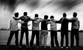 چرا نوجوانان جذب دوستانشان می‌شوند و از خانواده فاصله می‌گیرند؟