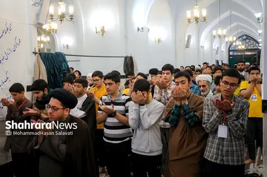 اعتکاف نوجوانان دهه هشتادی در حرم مطهر رضوی