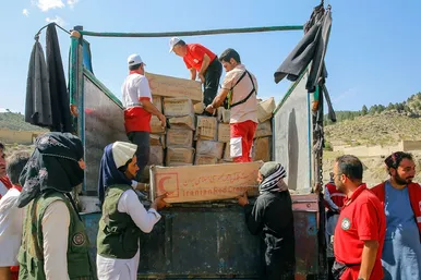 هلال احمر ایران در کنار زلزله زدگان افغانستانی