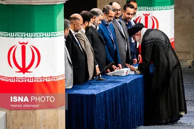 عکس‌هایی از حضور رهبر معظم انقلاب در شعبه اخذ رأی چهاردهمین انتخابات ریاست‌جمهوری
