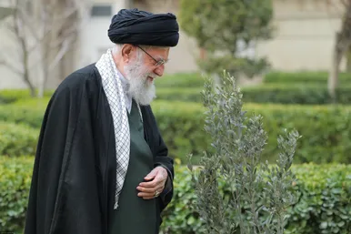 کاشت نهال در روز درختکاری توسط رهبر معظم انقلاب