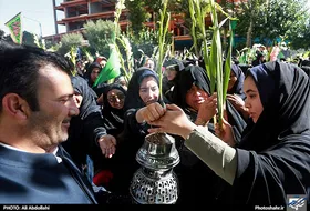 آماده&zwnj;باش ۲۸ هزار خادم حرم مطهر در دهه کرامت | هدیه ویژه خدام به زوج&zwnj;های جوان در دهه کرامت
