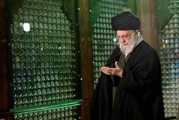 حضور رهبر معظم انقلاب در حرم مطهر امام راحل و گلزار شهدای بهشت زهرا (س) در آستانه دهه فجر (۱۱ بهمن ۱۴۰۲) + عکس
