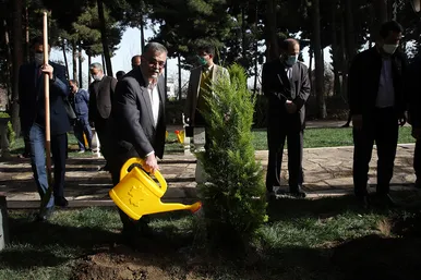 کاشت درخت صلح و دوستی با حضور نمایندگان کشورهای همسایه در مشهد