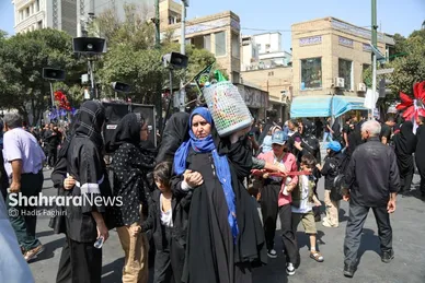 سوگواری دسته های عزاداری در خیابان های منتهی به حرم مطهر رضوی در دهه آخر صفر