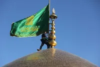 ویدئو | تعویض پرچم گنبد حرم مطهر رضوی به مناسبت عید مبعث