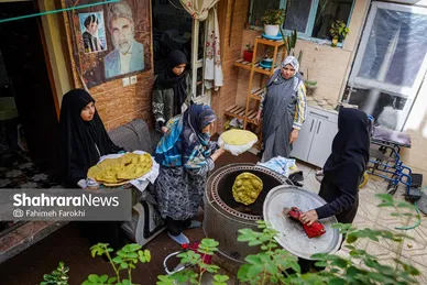 همه خانم های فامیل برای پختن نان  بسیج شدند