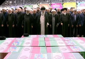 رهبر معظم انقلاب بر پیکر رئیس&zwnj;جمهور شهید و همراهانش نماز اقامه کردند+ فیلم