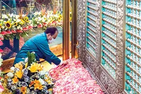 گذری بر سنت گل&zwnj;باران حرم مطهر رضوی که قدمتی کم، اما تاریخ ارادتی بلند دارد