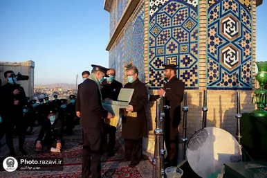 تعویض پرچم گنبد و پوش ضریح مطهر حرم رضوی همزمان با سوم ربیع الاول