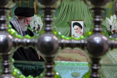 گزارش تصویری | حضور حضرت آیت‌الله خامنه‌ای در حرم مطهر حضرت امام‌خمینی (ره) در آستانه دهه فجر (۱۱ بهمن ۱۴۰۴)