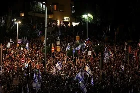 تداوم تظاهرات ضد نتانیاهو در تل&zwnj;آویو | درخواست نجات اسرا از&laquo;بایدن&raquo;