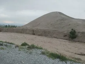 خسارت سیلاب به بدنه و لایه&zwnj;های زیرین محوطه تاریخی یاریم تپه درگز (۲۷ اردیبهشت ۱۴۰۳)