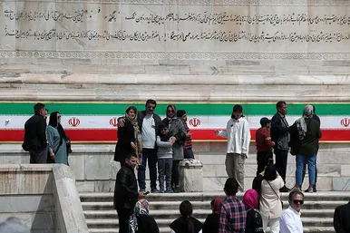 مسافران نوروزی در آرامگاه فردوسی