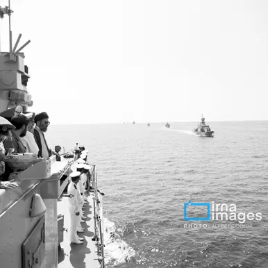 گزارش تصویری | بازدید رهبر شهید از مانور دریایی در تنگه هرمز؛ مهر ۱۳۶۴