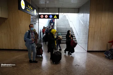 ورود مسافران نوروزی به مشهد از راه آهن