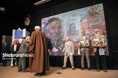 رونمایی از کتاب متولد چهل و دو