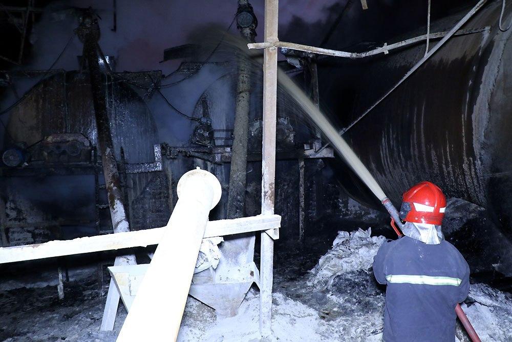 مهار آتش‌سوزی کارخانه ایزوگام در جاده مشهد کلات