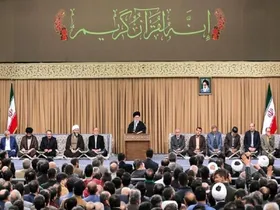 رهبر انقلاب: در زمینه&zwnj;ی ارتباط با بیرون، ملت ایران با یک جبهه&zwnj;ی وسیعی از قدرت&zwnj;مداران کافر یا منافق مواجه است