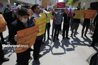تجمع دانش‌آموزان مشهدی مقابل کنسولگری افغانستان در مشهد