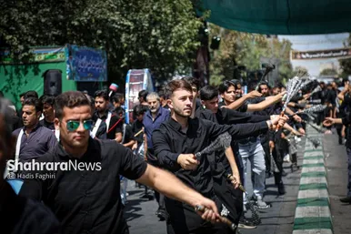 سوگواری دسته های عزاداری در خیابان های منتهی به حرم مطهر رضوی در دهه آخر صفر