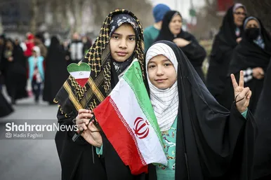 گزارش تصویری |نسل امروز، قلم به دست؛ راهپیمایی ۲۲ بهمن به روایت دست‌های کوچک و آرزوهای بزرگ