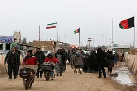توزیع بسته بهداشتی کرونا بین اتباع افغانستانی در مرز دوغارون