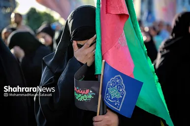 تشرف زائران و مجاوران رضوی به حرم امام رئوف در روز زیارتی آن حضرت