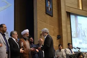 شهردار منطقه دو مشهد در جشنواره &laquo;مفلحون&raquo; به عنوان مدیر برتر تقدیر شد