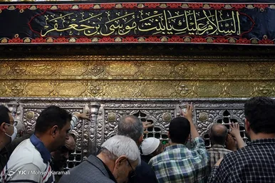 آیین تعویض پرچم گنبد حرم حضرت معصومه(س)