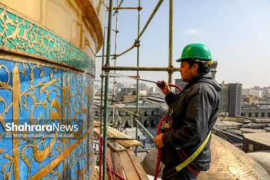 شست و شوی گنبد منور رضوی در آستانه سال نو و ماه مبارک رمضان
