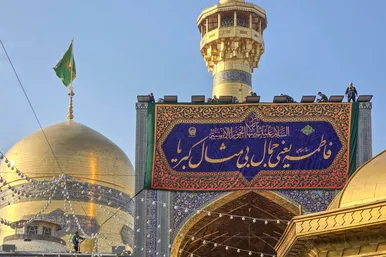 گزارش تصویری | نصب کتیبه‌های ولادت حضرت زهرا(س) در حرم امام‌رضا(ع)