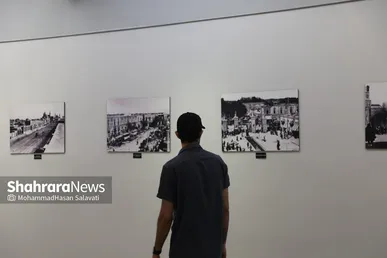 گزارش تصویری| نمایشگاه عکس «غریبِ قریب» | تصاویر قدیمی از حرم امام رضا(ع)