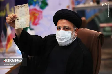 تصاویری از لحظه ثبت نام رئیس جمهور شهید در انتخابات ریاست جمهوری ۱۴۰۰